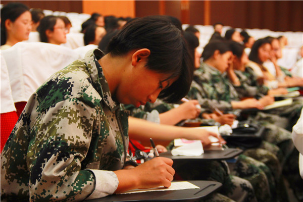 我院党委副书记刘晓兵为新生做入学教育报告会